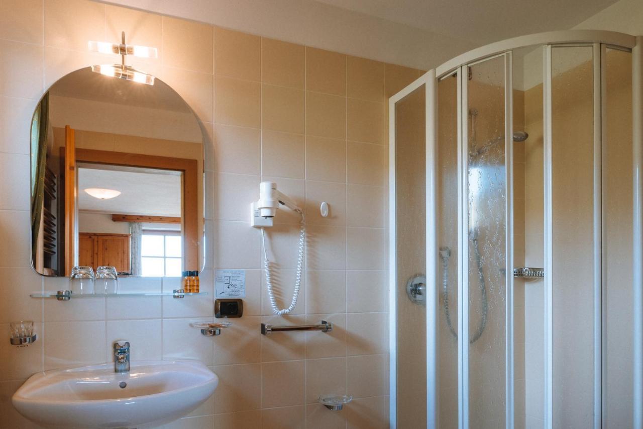 Uetia De Boerz Hotel San Martino in Badia Bagian luar foto