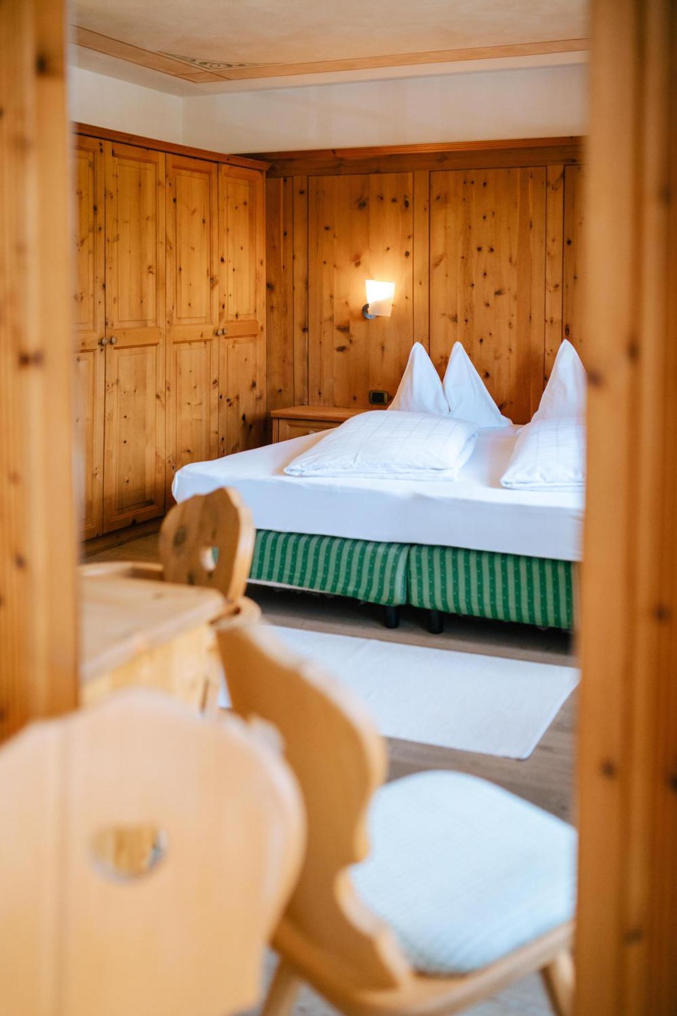 Uetia De Boerz Hotel San Martino in Badia Bagian luar foto