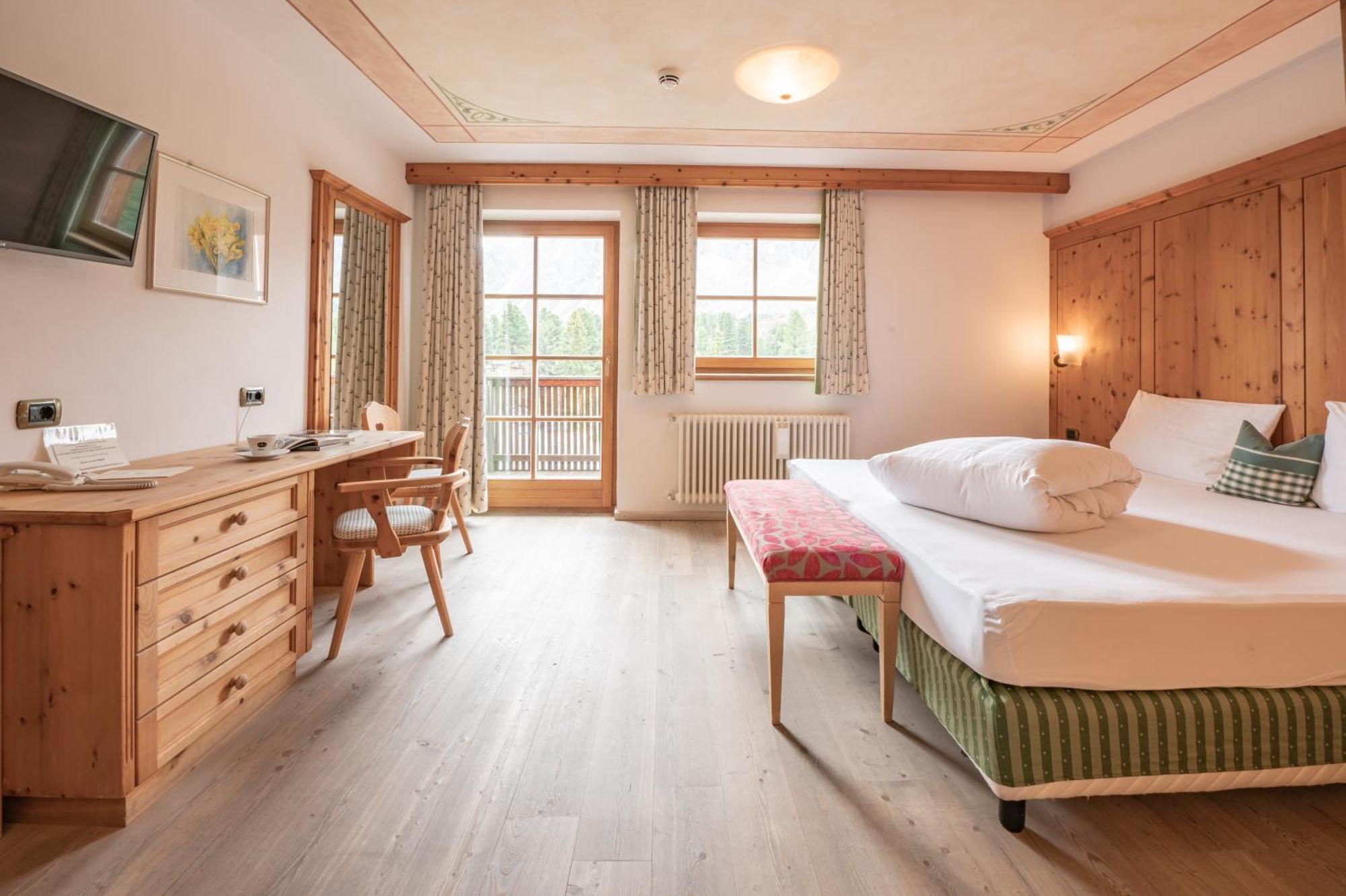 Uetia De Boerz Hotel San Martino in Badia Bagian luar foto