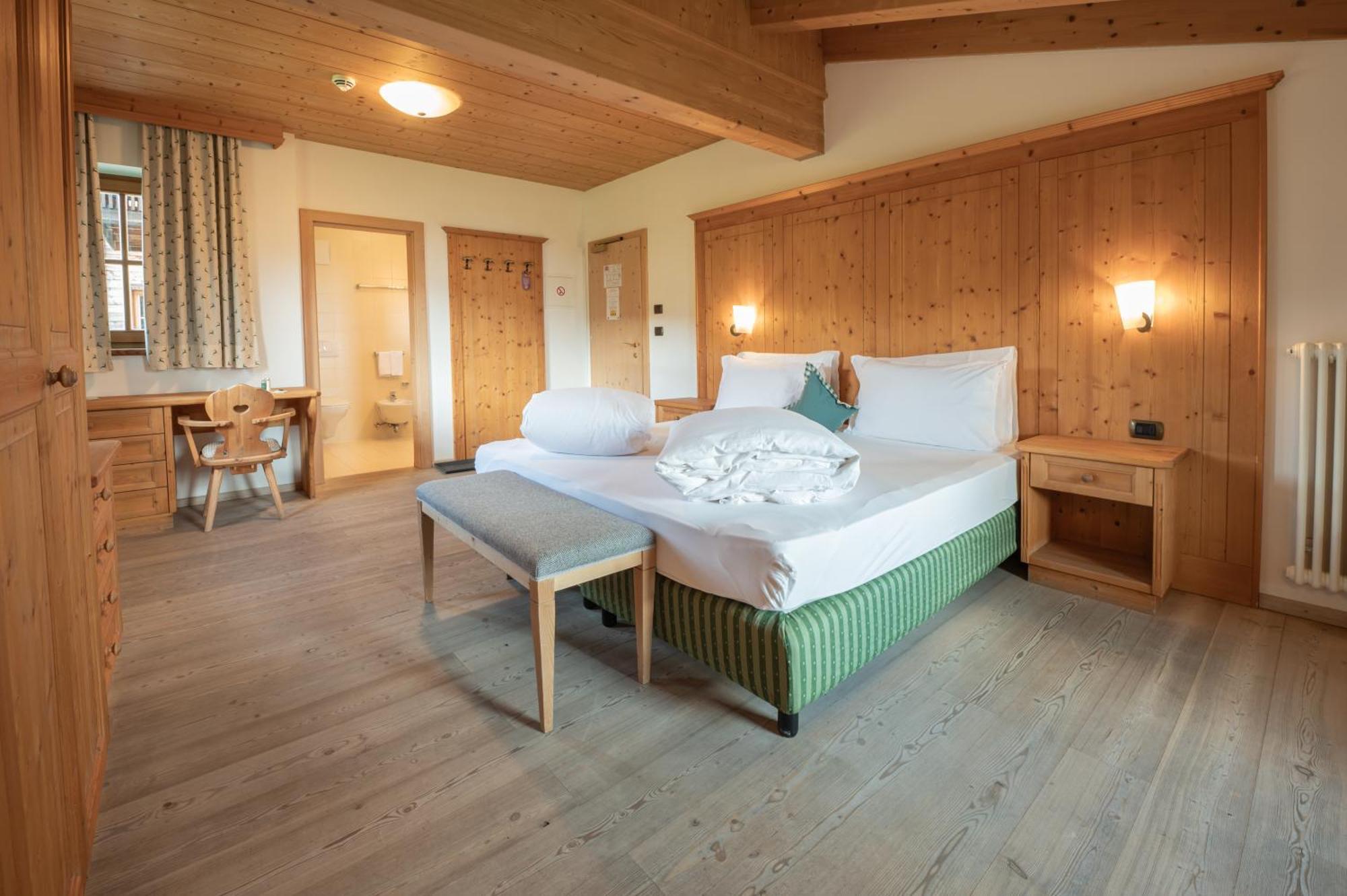 Uetia De Boerz Hotel San Martino in Badia Bagian luar foto