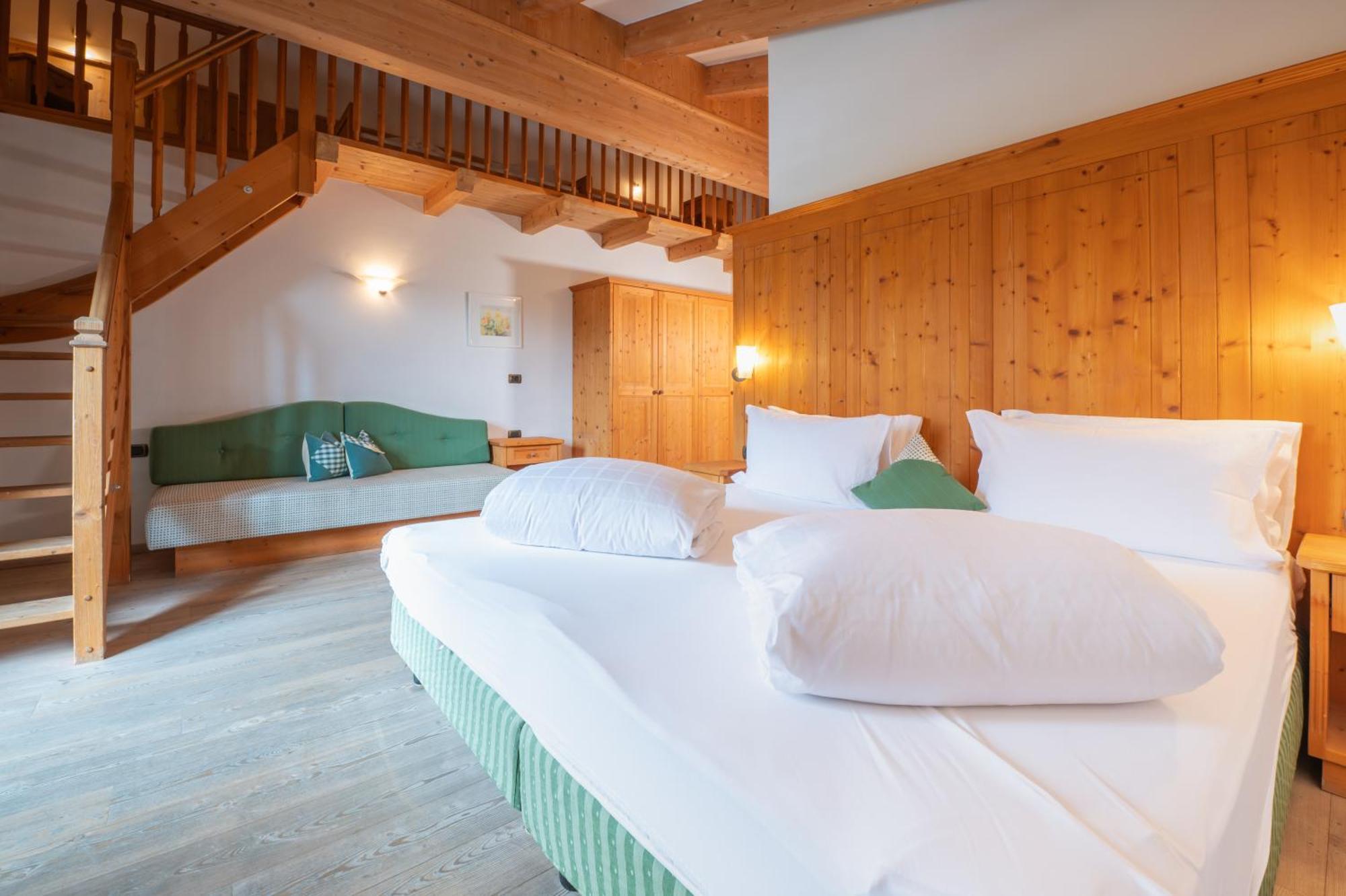 Uetia De Boerz Hotel San Martino in Badia Bagian luar foto